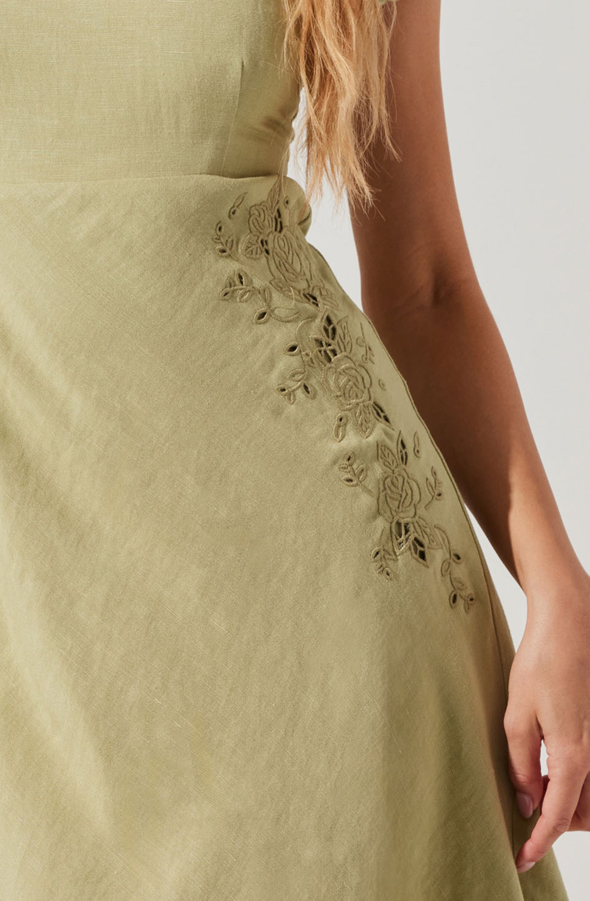 Leocadia Embroidered Puff Sleeve Midi Dress